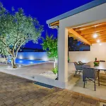 Pacis Villa *